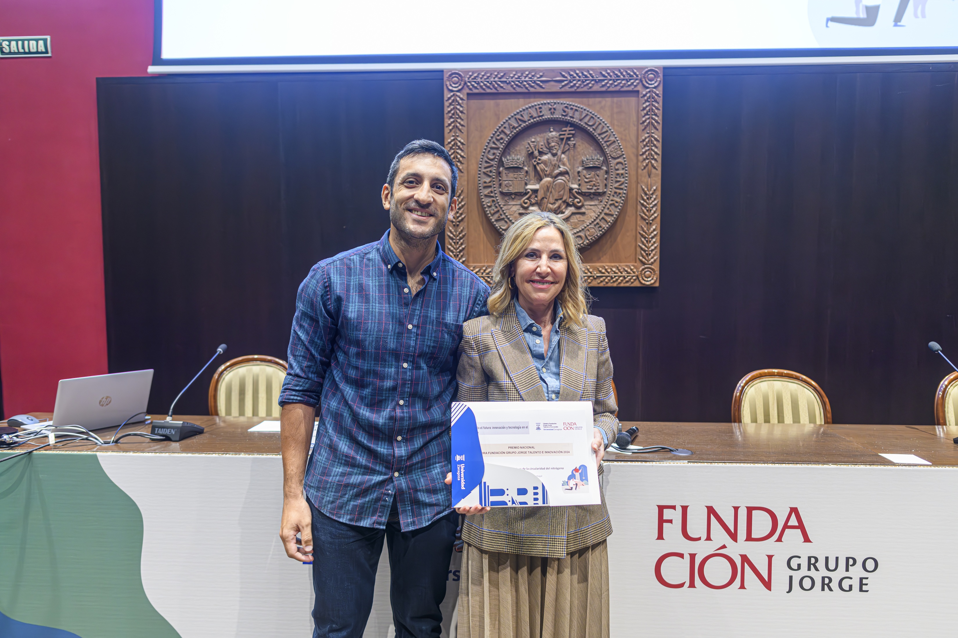 Olga Samper, presidenta de la Fundación Grupo Jorge, ha hecho entrega del galardón al proyecto Diego Nicolás Bottegal