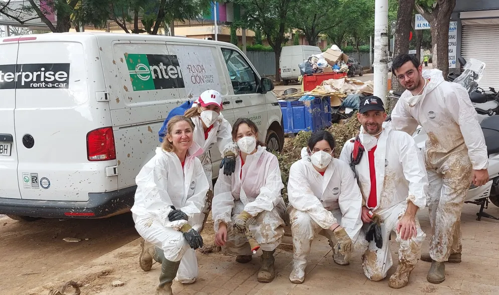 Voluntarios de Grupo Jorge con los afectados por la Dana