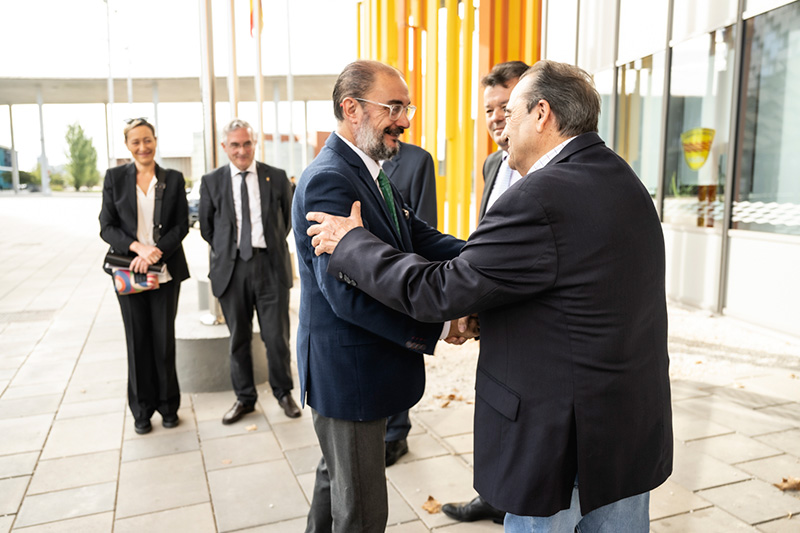 El presidente de Aragón Javier Lambán saludando a la dirección de Grupo Jorge