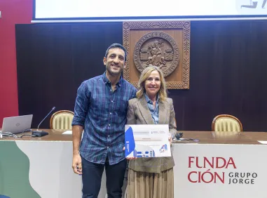 Olga Samper, presidenta de la Fundación Grupo Jorge, ha hecho entrega del galardón al proyecto Diego Nicolás Bottegal