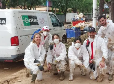 Voluntarios de Grupo Jorge con los afectados por la Dana